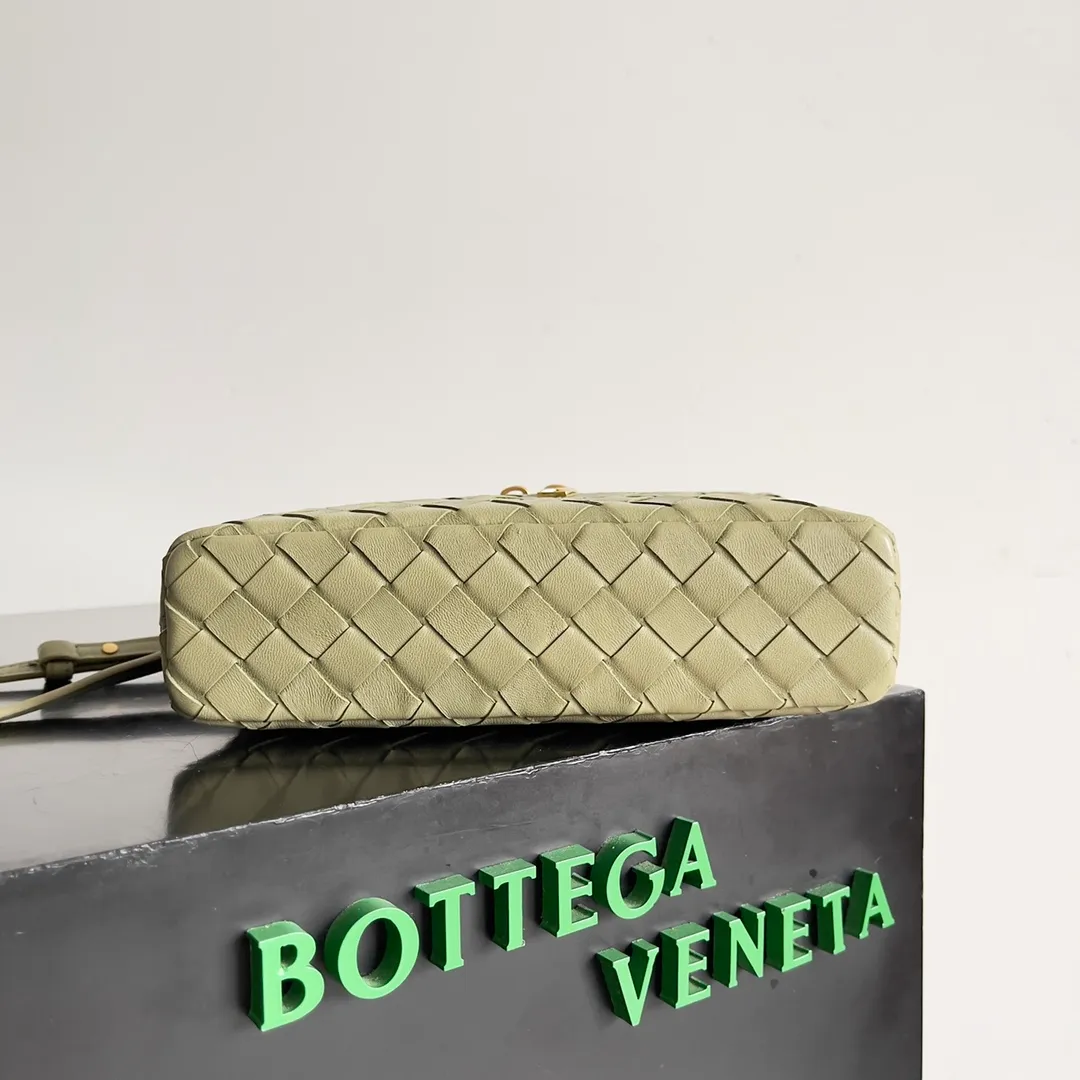 Batch 1360 Bottega Veneta 24 spring and summer woven zipper crossbody bag. A crossbody bag that can be used as a cosmetic bag. The exquisite weaving and compact body are an indispensable accessory for the upcoming summer. The double zipper also better protects the bag. It has a large capacity. If you like it, don’t miss it. Style number: 789109 Size: 22*12.5*5cm